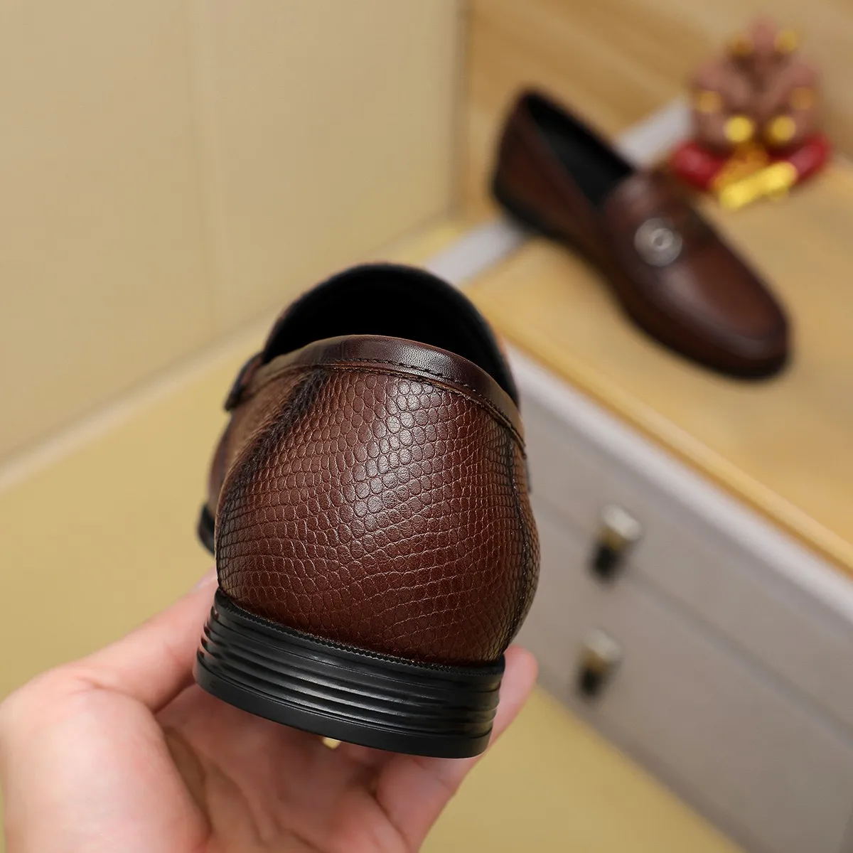 Men's shoes 250 🕷🕷🐂【Ferragamo】Ferragamo Popular fashionable casual shoes🇨🇳Official website counter 1:1 production, original mold opening💯Good quality can be seen, imported high-end first-layer pebbled calfskin, water-dyed🐂leather lining🌿very clear texture, high-quality waterproof, non-slip and wear-resistant outsole🎋high quality and low price, truly handmade🍓, color optional! Code number 38-44 (45. To be customized)